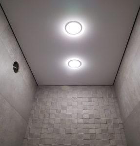 Ванная потолок с точечным освещением