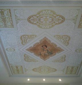 гостиная потолок с узорами и рисунком
