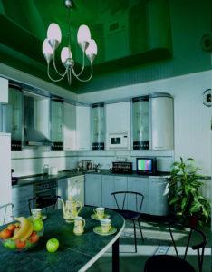 Цветной глянцевый натяжной потолок в кухню MSD